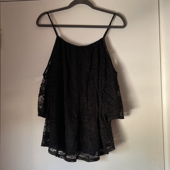 Torrid Cold Shoulder Lace Top - NWT - Picture 3 of 4